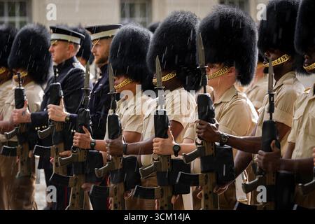 SOUS EMBARGO À 0001 LUNDI 15 SEPTEMBRE les membres des Grenadier Guards, Coldstream Guards, Scots Guards et des bandes militaires de l'armée et de la Royal Air Force répètent avant la visite d'État du président américain Donald Trump et de la première dame Melania Trump à Wellington Barracks, Londres. Date de la photo : vendredi 12 septembre 2025. Banque D'Images