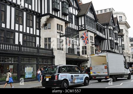 Liberty, communément appelé Liberty's, est un grand magasin de luxe situé dans le centre de Londres, en Angleterre. Banque D'Images