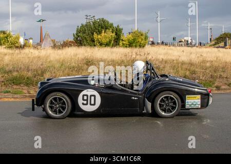 Années 1959 50 années 50 Noir Triumph TR3 essence 2138 cm3, voiture de sport biplace britannique classique ; No.90 au Southport Classic et Speed Sprint Revival 2025. Banque D'Images