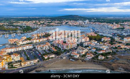 Panorama de la plage au lever du soleil au Cap d'Agde en Occitanie, France Banque D'Images