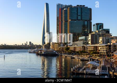Crown Towers le long du front de mer de Barangaroo et Darling Harbour à l'heure dorée Banque D'Images