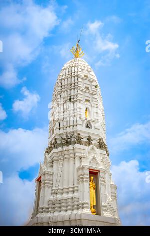 Temple Wat Rakhang à Bangkok, Thaïlande. Stupa blanc avec statues de Bouddha dorées sur un ciel bleu clair, symbole de la culture bouddhiste thaïlandaise. Banque D'Images