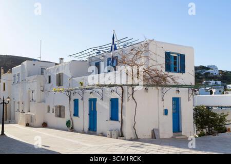 Bâtiments résidentiels grecs traditionnels blancs et maisons avec portes et fenêtres bleues dans le village de Lefkes sur l'île de Paros en Grèce par une journée ensoleillée Banque D'Images