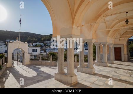 Arches de l'église d'Agia Triada (Sainte Trinité) dans le village de Lefkes sur l'île de Paros en Grèce par une journée ensoleillée. Banque D'Images