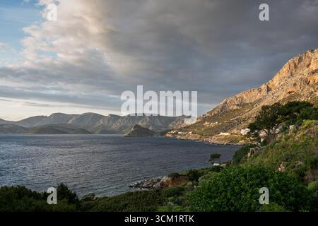 Paysage luxuriant et montagneux et la mer Égée vu de Masouri (Massouri) vers le nord sur l'île de Kalymnos en Grèce par un après-midi ensoleillé. Banque D'Images