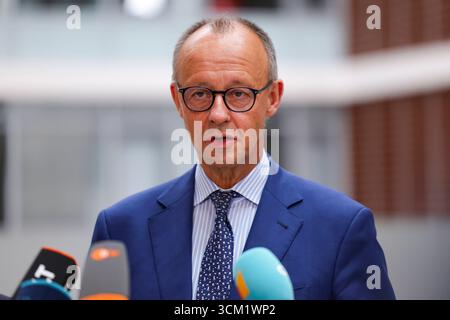 Le chancelier allemand Friedrich Merz fait une déclaration lors de sa visite de l'usine Henkel AG à Duesseldorf, en Allemagne, le 13 septembre 2025. *** Le chancelier allemand Friedrich Merz fait une déclaration lors de sa visite de l'usine Henkel AG à Duesseldorf, Allemagne, le 13 septembre 2025 xJFJPGx Banque D'Images