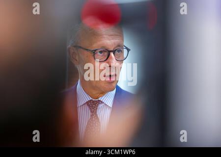 Le chancelier allemand Friedrich Merz fait une déclaration lors de sa visite de l'usine Henkel AG à Duesseldorf, en Allemagne, le 13 septembre 2025. *** Le chancelier allemand Friedrich Merz fait une déclaration lors de sa visite de l'usine Henkel AG à Duesseldorf, Allemagne, le 13 septembre 2025 xJFJPGx Banque D'Images