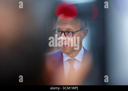 Le chancelier allemand Friedrich Merz fait une déclaration lors de sa visite de l'usine Henkel AG à Duesseldorf, en Allemagne, le 13 septembre 2025. *** Le chancelier allemand Friedrich Merz fait une déclaration lors de sa visite de l'usine Henkel AG à Duesseldorf, Allemagne, le 13 septembre 2025 xJFJPGx Banque D'Images