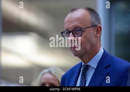 Le chancelier allemand Friedrich Merz fait une déclaration lors de sa visite de l'usine Henkel AG à Duesseldorf, en Allemagne, le 13 septembre 2025. *** Le chancelier allemand Friedrich Merz fait une déclaration lors de sa visite de l'usine Henkel AG à Duesseldorf, Allemagne, le 13 septembre 2025 xJFJPGx Banque D'Images