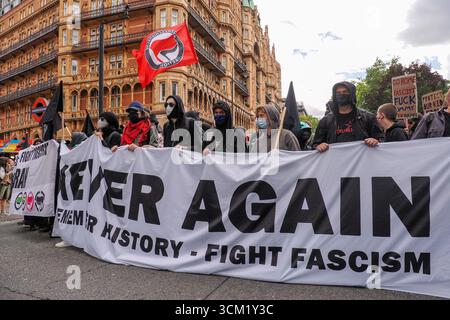 Londres, Royaume-Uni, 13 septembre 2025. Le bloc anarchiste dans la marche de Russell Square à Whitehall appelé par Stand Up to Racism (SUTR) comme une contre-protestation au rassemblement d'extrême droite "Unite the Kingdom" appelé par Tommy Robinson. Les fascistes mobilisèrent environ 100 000 personnes et bloquèrent toutes les sorties de Whitehall, forçant les antiracistes à attendre des heures pendant que la police ouvrait un chemin pour qu’ils partent. Banque D'Images