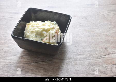 purée de pommes de terre cuite au four avec salade d'œufs durs sauce japonaise sur bol Banque D'Images