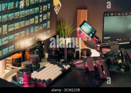 Montage vidéo création de contenu Workspace Studio Configuration avec appareils photo numériques professionnels, objectifs, moniteurs de montage, clavier et interface logicielle vi Banque D'Images