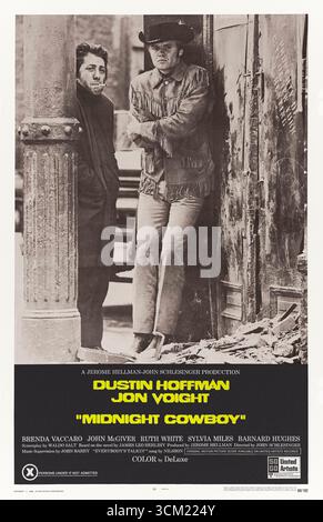 Midnight Cowboy (1969) réalisé par John Schlesinger et mettant en vedette Dustin Hoffman, Jon Voight et Sylvia Miles. Un hustler texan naïf et un escroc malade forment une amitié improbable dans les rudes rues de New York. Photographie d'une affiche américaine originale de 1969 À USAGE ÉDITORIAL EXCLUSIF. Crédit : BFA / United Artists Banque D'Images