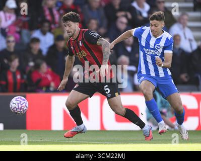 Bournemouth, Royaume-Uni. 13 septembre 2025. Bournemouth, Angleterre, 13 septembre 2025 : Marcos Senesi de Bournemouth (à gauche) sous la pression de Stefanos TZIMAS de Brighton & Hove Albion (à droite) lors du match de premier League entre Bournemouth et Brighton au Vitality Stadium de Bournemouth, en Angleterre. Crédit : SPP Sport Press photo. /Alamy Live News Banque D'Images