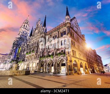 Munich - Nouvelle mairie à Marienplatz au lever du soleil, Rathaus - Allemagne Bavière, personne Banque D'Images