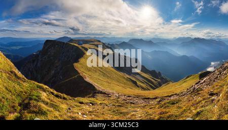 Coucher de soleil à Eisenerzer Alpen avec Reichensteinhutte. Panorama des montagnes des Alpes en Styrie, Autriche Banque D'Images