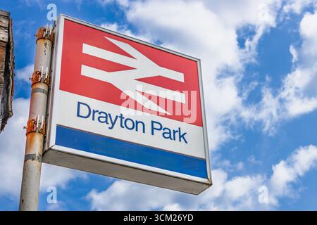Panneau de gare de Drayton Park avec double flèche British Rail, Londres, Royaume-Uni Banque D'Images