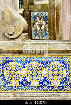 Céramique décorative carreaux Azulejo traditionnels sur un mur d'un bâtiment à Sintra Portugal Banque D'Images
