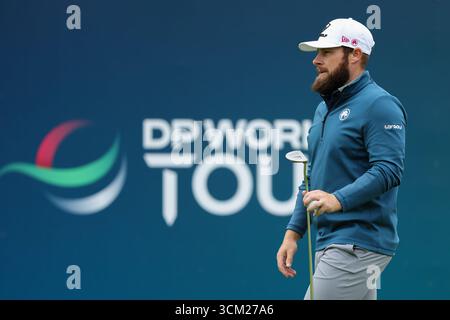 Wentworth Club, Londres, Royaume-Uni. 14 septembre 2025. Finale du championnat BMW PGA ; Tyrrell Hatton d'Angleterre marche sur le 1er tee Credit : action plus Sports/Alamy Live News Banque D'Images