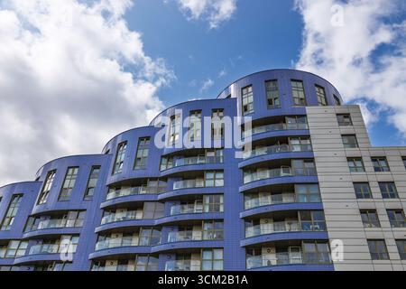 Immeuble moderne avec balcons incurvés Banque D'Images