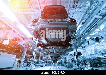 L'assemblage des pièces de la voiture des robots. processus de création automatique de voitures. Usine pour la production de voitures en bleu.ton bleu Banque D'Images
