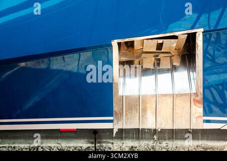 Vue latérale d'un yacht de luxe avec une ancre dans l'ancre hawse. Banque D'Images