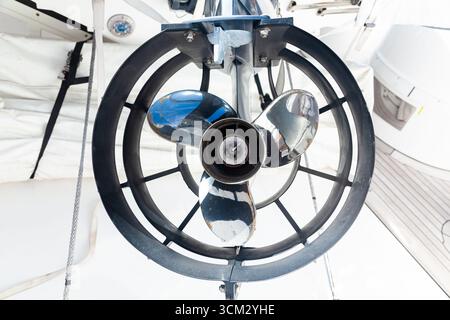 Hélice à moteur pour yachts à moteur et bateaux dans un boîtier de protection en acier sur un bateau, gros plan. Banque D'Images
