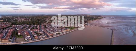 Panorama aérien de West Kirby, la ville et la zone côtière environnante sous la lumière du soir, Wirral, Merseyside, Angleterre Banque D'Images
