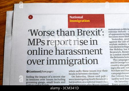 "Pire que le Brexit" : le MPS rapporte la hausse du harcèlement en ligne sur l'immigration" titre du journal Guardian 25 août 2025 Londres Angleterre Royaume-Uni Banque D'Images