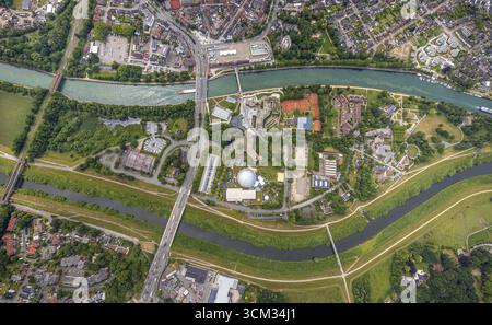 Vue aérienne, plan vertical, piscine de loisirs Atlantis, gymnase Petrinum, VHS avec bibliothèque municipale entre la rivière Lippe avec la plaine inondable Lippe et Wesel- Banque D'Images