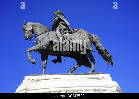 Gyula Andrassy statue équestre devant le Parlement à Budapest, détail d'une statue équestre en bronze sous un ciel bleu clair, Budapest, Hongrois Banque D'Images