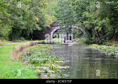Autour du Royaume-Uni - Un bateau étroit passant sous le pont 87 sur le canal de Leeds à Liverpool à la périphérie de Chorley, Lancashire Banque D'Images