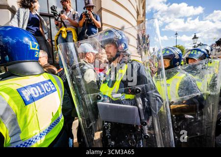 Londres, Royaume-Uni. 13 septembre 2025. La police anti-émeute est appelée comme Un stop au racisme, un stop à la haine et un stop la manifestation d'extrême droite est menacée dans une rue latérale par des partisans de la marche et rassemblement « Unite the Kingdom » organisée par Stephen Yaxley Lennon, également connu sous le nom de Tommy Robinson. Crédit : Guy Bell/Alamy Live News Banque D'Images