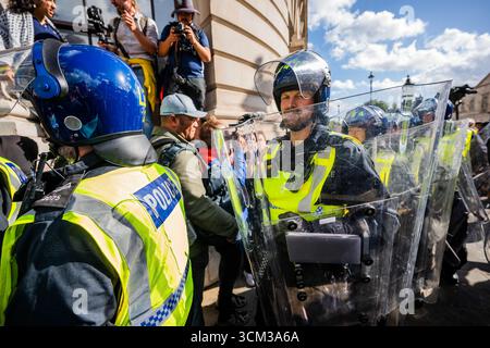 Londres, Royaume-Uni. 13 septembre 2025. La police anti-émeute est appelée comme Un stop au racisme, un stop à la haine et un stop la manifestation d'extrême droite est menacée dans une rue latérale par des partisans de la marche et rassemblement « Unite the Kingdom » organisée par Stephen Yaxley Lennon, également connu sous le nom de Tommy Robinson. Crédit : Guy Bell/Alamy Live News Banque D'Images