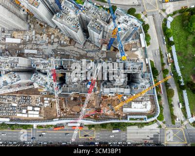 Vue aérienne d'un chantier de construction avec plusieurs grues surplombant les structures squelettiques près de Kallang Airport Way, Singapour, Singapour. Banque D'Images