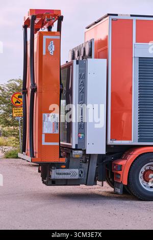 Helsingborg, Suède ; 12 août 2025 : amortisseur de chocs en position de transport monté à l'arrière du camion de sécurité SCANIA pour la protection des travaux routiers. Banque D'Images