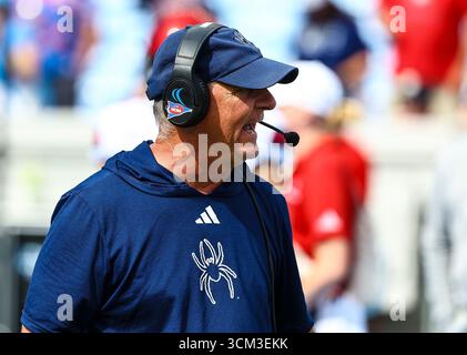 13 septembre 2025 : Russ Huesman est l'entraîneur de football de l'Université de Richmond. Match de football NCAA entre l'Université de Richmond et l'Université de Caroline du Nord au Kenan Memorial Stadium, Chapel Hill, Caroline du Nord. David Beach/CSM Banque D'Images
