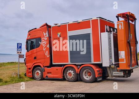 Helsingborg, Suède ; 12 août 2025 : camion de sécurité SCANIA avec absorbeur de chocs stationné en bordure de route pour la protection des travaux routiers. Banque D'Images