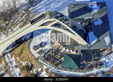 Vue aérienne,. Georg ski jump, Winter outdoor catering, Winterberg, Sauerland, Rhénanie du Nord-Westphalie, Allemagne, restauration en plein air, café en plein air Banque D'Images