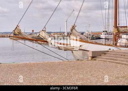 Helsingborg, Suède ; 12 août 2025 : Bowsprit de yacht à voile classique avec voiles roulées dans la marina de Helsingborg. Banque D'Images