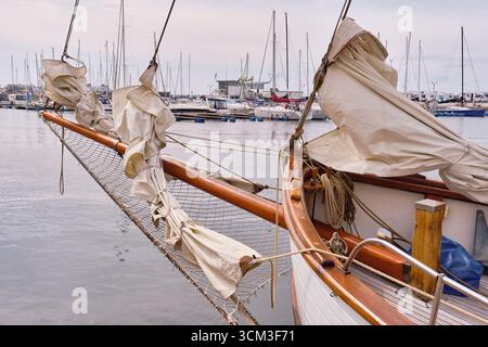 Helsingborg, Suède ; 12 août 2025 : Bowsprit de yacht à voile classique avec voiles roulées dans la marina de Helsingborg. Banque D'Images