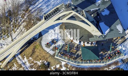Vue aérienne,. Georg ski jump, Winter outdoor catering, Winterberg, Sauerland, Rhénanie du Nord-Westphalie, Allemagne, restauration en plein air, café en plein air Banque D'Images