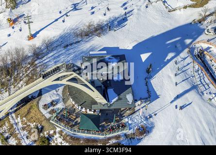 Vue aérienne,. Georg ski jump, Winter outdoor catering, Winterberg, Sauerland, Rhénanie du Nord-Westphalie, Allemagne, restauration en plein air, café en plein air Banque D'Images