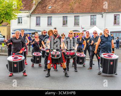 'Batucadonf' ensemble rock brizialien jouant au festival de batterie Percufolies 2025 - Ligueil, Indre-et-Loire (37), France. Banque D'Images