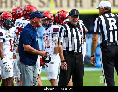 13 septembre 2025 : Russ Huesman est l'entraîneur de football de l'Université de Richmond. Match de football NCAA entre l'Université de Richmond et l'Université de Caroline du Nord au Kenan Memorial Stadium, Chapel Hill, Caroline du Nord. David Beach/CSM Banque D'Images