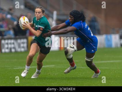 L'irlandaise Aoibheann Reilly s'apprête à être attaquée par la française Lea Champon France Women v Ireland Women Women Rugby World Cup Pool d Sandy Park Exeter Sunday14,September,2025Sandy Park ,Copyright Martin Edwards/Alamy Live News tous droits réservés. Image protégée par les lois internationales sur les droits d'auteur crédit : Martin Edwards/Alamy Live News Banque D'Images