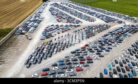 Une vue aérienne met en valeur un vaste terrain de stockage extérieur rempli de rangées de véhicules divers à Copart Yard à York, au Royaume-Uni. Banque D'Images