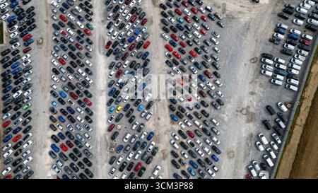 Une vue aérienne d'un grand terrain de stockage extérieur rempli de nombreuses voitures garées en rangées sur une surface de gravier à Copart yard à York, Royaume-Uni. Banque D'Images
