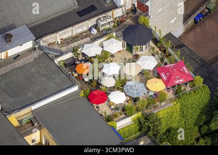Vue aérienne, terrasse de toit de Cafe Leye dans la cour arrière avec parasols et pavillon, Witten, région de la Ruhr, Rhénanie du Nord-Westphalie, Allemagne, restauration extérieure Banque D'Images