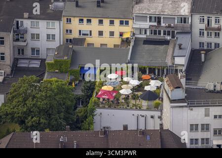 Vue aérienne, terrasse de toit de Cafe Leye dans la cour arrière avec parasols et pavillon, Witten, région de la Ruhr, Rhénanie du Nord-Westphalie, Allemagne, restauration extérieure Banque D'Images